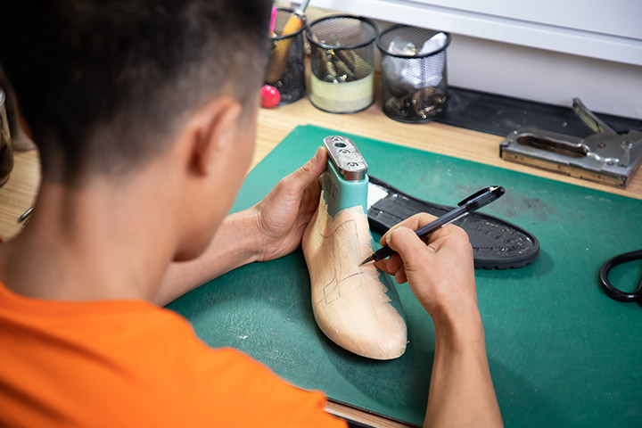 A designer is designing a shoe last.